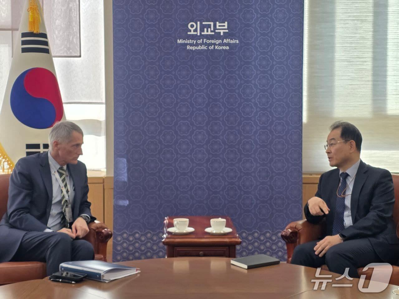 본문 이미지 - 박종한 경제외교조정관은 29일 제3차 한-미 상용방문 및 비자 워킹그룹 협의 계기 방한한 조나단 프리츠 국무부 동아태국 선임부차관보와 면담 했다.  2026.01.29. (외교부 제공)