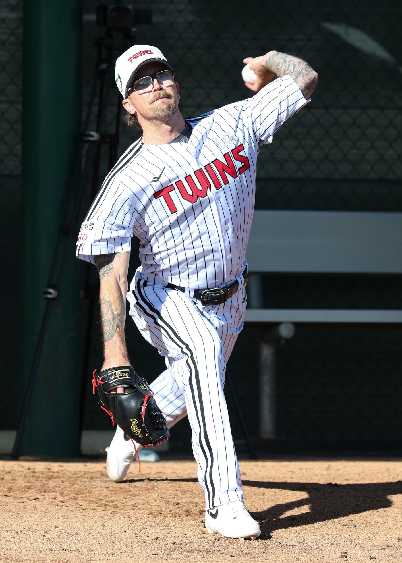 본문 이미지 - LG 트윈스 아시아쿼터 선수 라클란 웰스가 28일(현지시간) 미국 애리조나주 스코츠데일에서 열린 LG 스프링캠프에서 불펜 피칭을 소화하고 있다. (LG 트윈스 제공)
