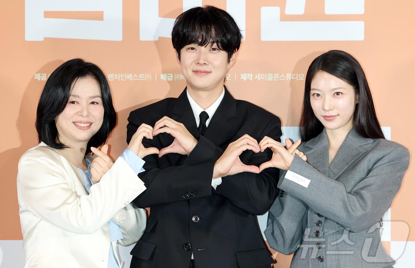 본문 이미지 - 배우 장혜진(왼쪽부터), 최우식, 공승연이 29일 서울 용산구 CGV용산아이파크몰에서 열린 영화 ‘넘버원’ 기자간담회에 참석해 포즈를 취하고 있다. 영화 ‘넘버원’은 어느 날부터 엄마의 음식을 먹을 때마다 하나씩 줄어드는 숫자가 보이기 시작한 하민(최우식 분)이, 그 숫자가 0이 되면 엄마 은실(장혜진 분)이 죽는다는 사실을 알게 되면서 엄마를 지키기 위해 노력하는 이야기로 내달 11일 개봉한다. 2026.1.29/뉴스1 ⓒ News1 김진환 기자