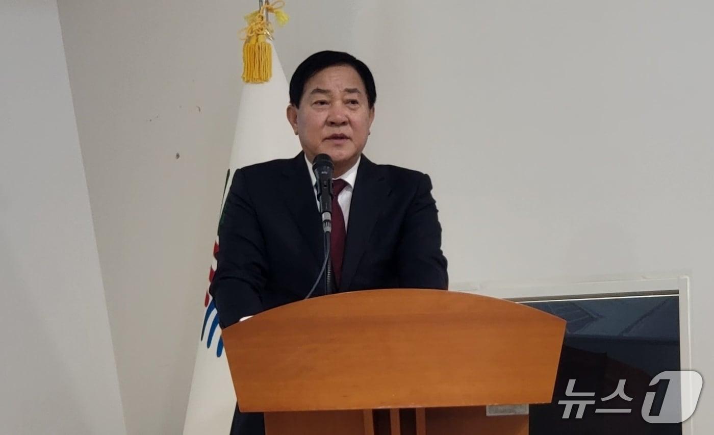 본문 이미지 - 심재국 강원 평창군수가 29일 평창군보건의료원에서 브리핑을 열고 '평창군 보건의료 정책 현황과 계획'에 대해 발표하고 있다. 2025.1.29/뉴스1/신관호 기자