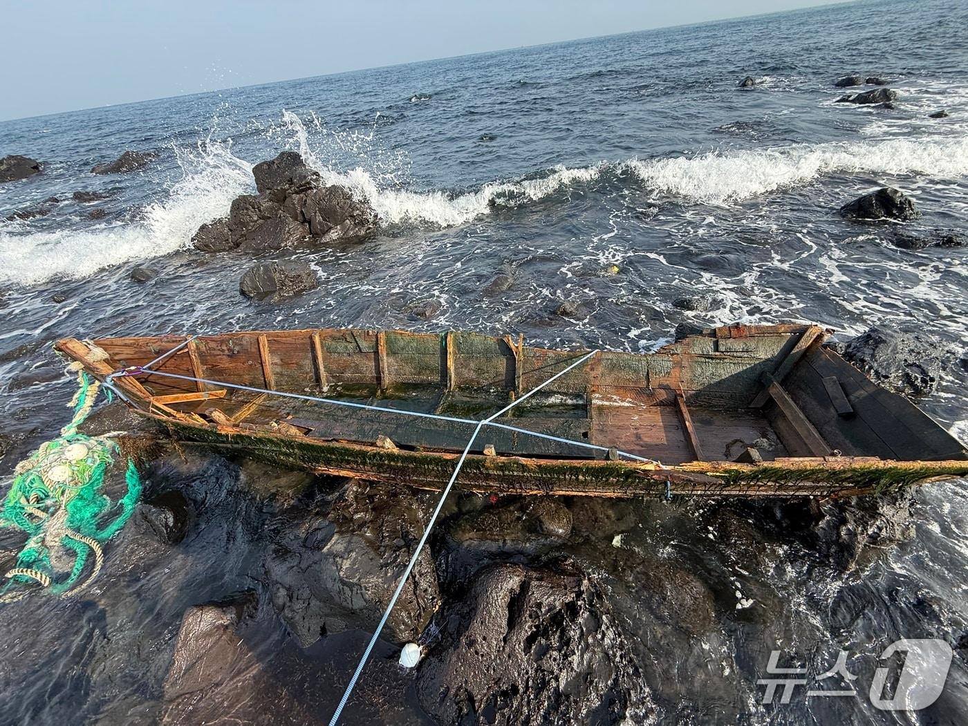 본문 이미지 - 29일 오전 제주 해안가에서 발견된 무동력 목선.(제주해양경찰서 제공. 재판매 및 DB 금지)