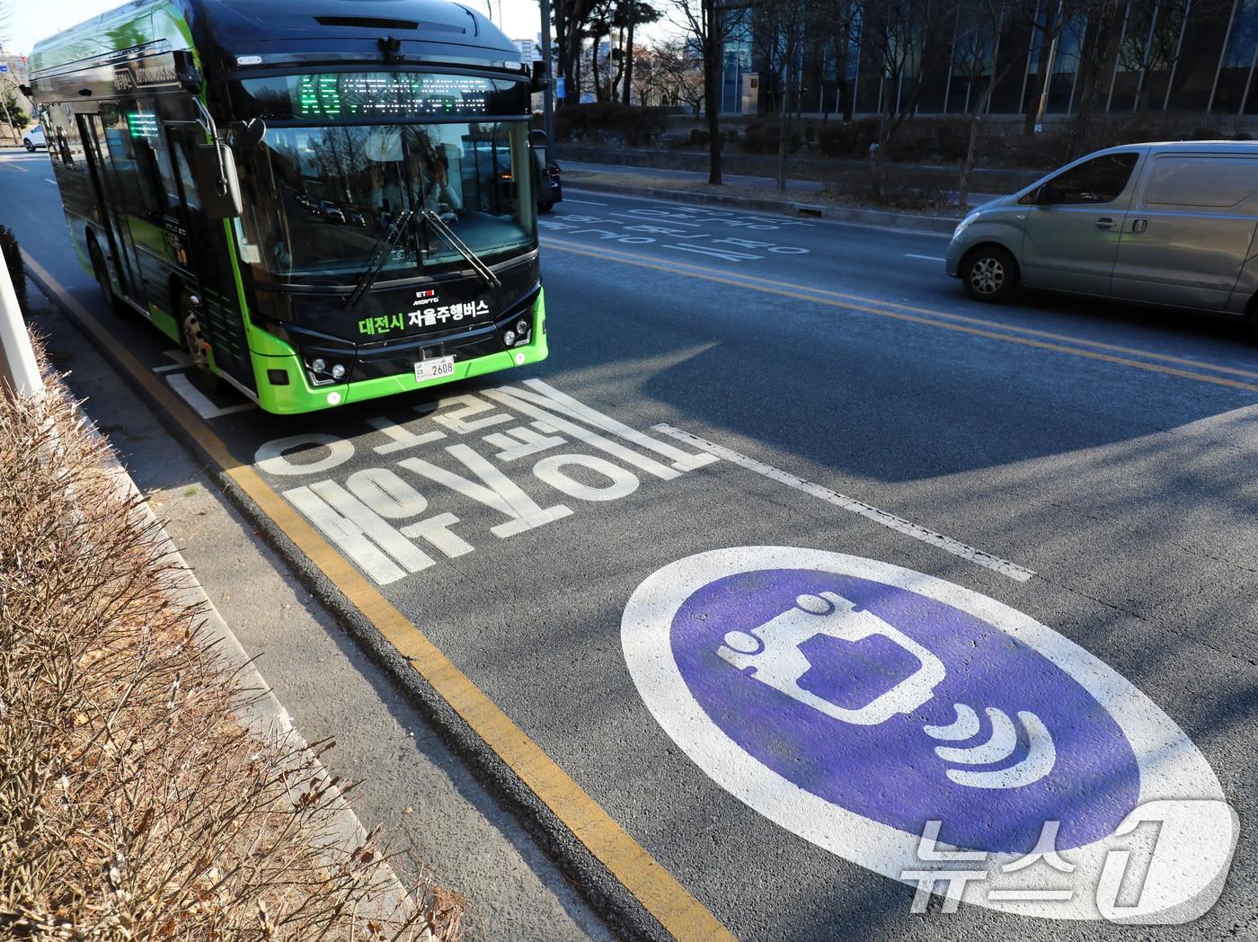 본문 이미지 -  대전 유성구 한국전자통신연구원(ETRI) 일원에서 '자율주행버스' 시범 운행이 진행되고 있다. 자율주행 버스는 '한국과학기술원(KAIST)~신세계백화점~대덕고~하나아파트~반석역~세종터미널' 구간을 달린다.  2026.1.29 ⓒ 뉴스1 김기태 기자
