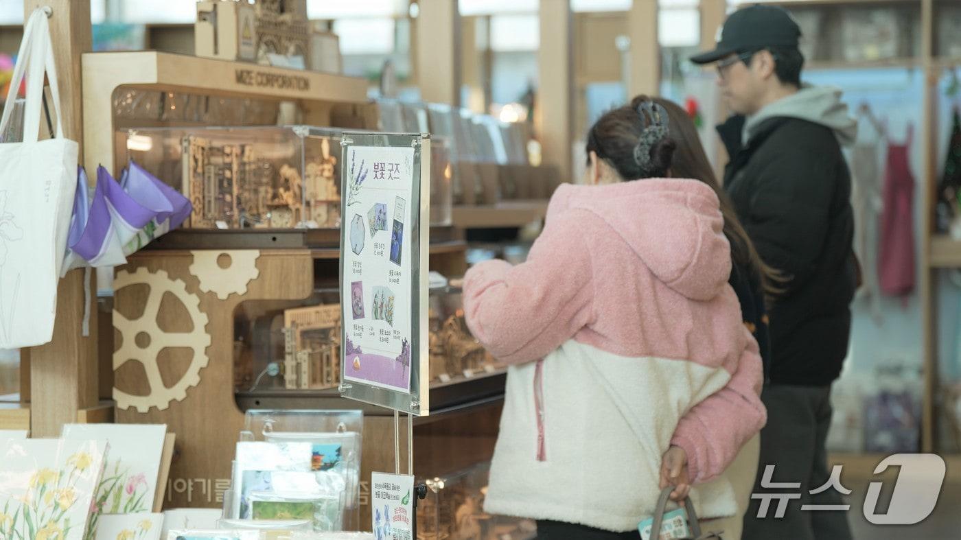 본문 이미지 - 가든샵 구경하는 관람객(한국수목원정원관리원 제공.재판매 및 DB 금지) /뉴스1