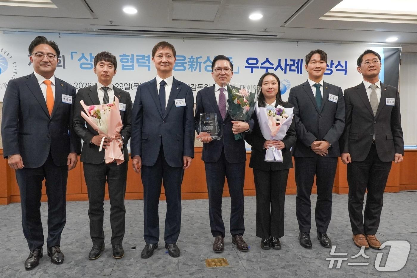 본문 이미지 - 한화손해보험은 29일 금융감독원에서 열린 ‘제7호 상생·협력 금융新상품 우수사례 시상식’에서 이찬진 금융감독원장(왼쪽에서 세 번째)과 나채범 한화손해보험 대표(왼쪽에서 네 번째) 및 상품 개발에 참여한 임직원들이 기념사진을 촬영하고 있다./사진제공=한화손해보험