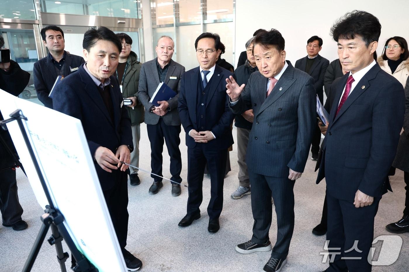 본문 이미지 - 김영환 충북지사가 29일 진천군을 찾아 진천문화예술회관 건립 현장을 둘러보고 있다.(충북도 제공, 재판매 및 DB금지)/뉴스1