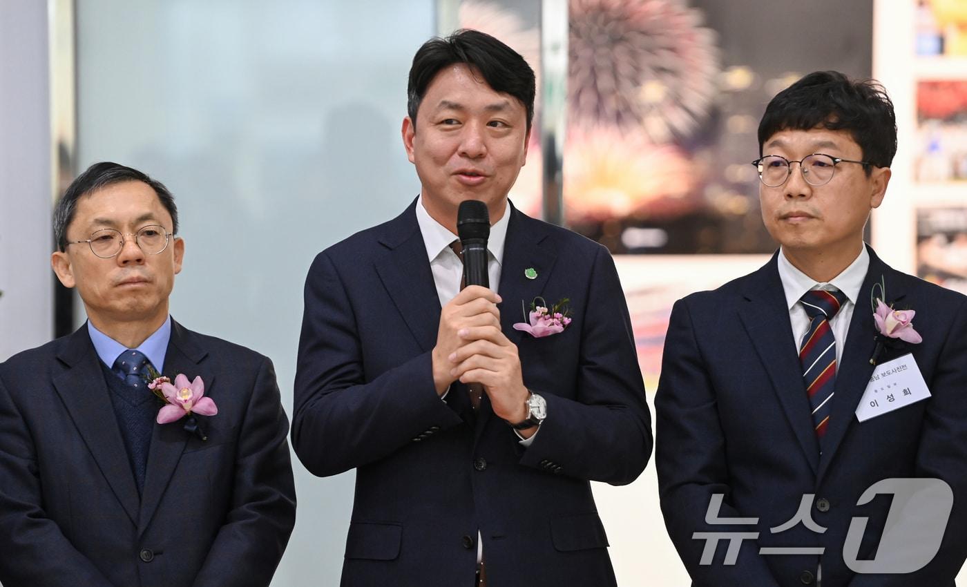 본문 이미지 - 29일 대전시청에서 열린 제22회 한국사진기자협회 대전·충남지회 보도사진전에서 최성아 대전시 정무부시장이 축사를 하고 있다.(공동취재) 2026.1.29 ⓒ 뉴스1 김기태 기자