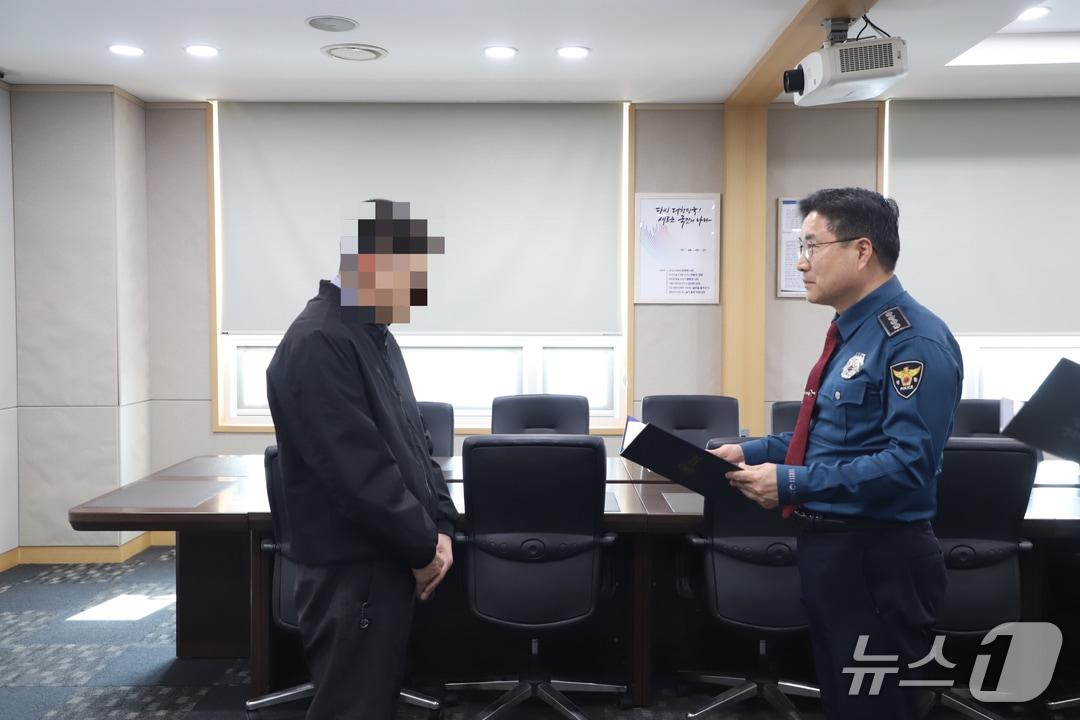 본문 이미지 - 부산 사상경찰서 관계자가 보이스피싱 피해를 막은 택시기사에게 감사장을 전달하고 있다.(사상경찰서 제공. 재판매 및 DB 금지)