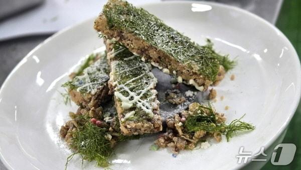 본문 이미지 - 전주기전대 해양치유과가 호텔외식조리과와 협업을 통해 개발한 '감태에너지바'.(전주기전대 제공, 재판매 및 DB 금지)/뉴스1