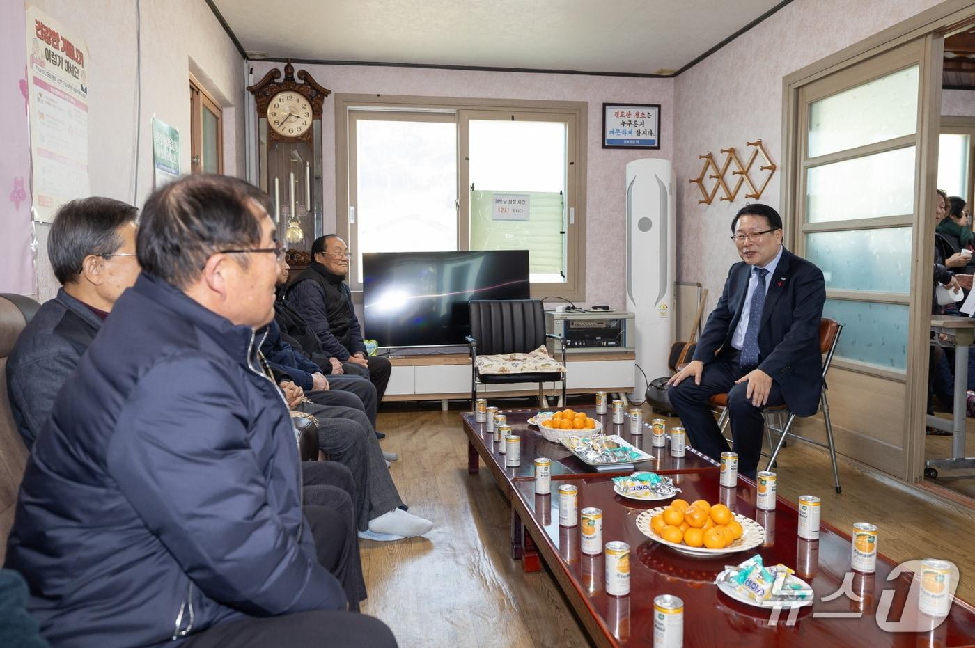 본문 이미지 - 29일 정헌율 익산시장이 경로당을 찾아 한파 속 노인들의 안전을 점검했다.(익산시 제공. 재판매 및 DB 금지)