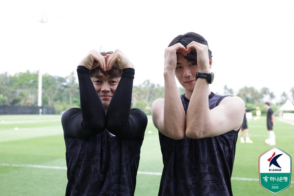 본문 이미지 - 포항 스틸러스의 신광훈(왼쪽)과 기성용(한국프로축구연맹 제공) 