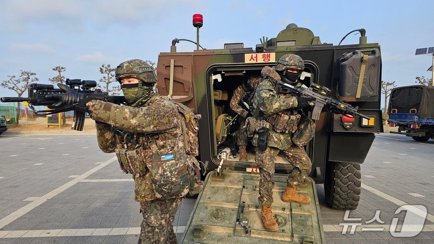 본문 이미지 - 차륜형 장갑차서 하차전투 전개 (충절부대 제공. 재판매 및 DB금지)2026.1.29/뉴스1