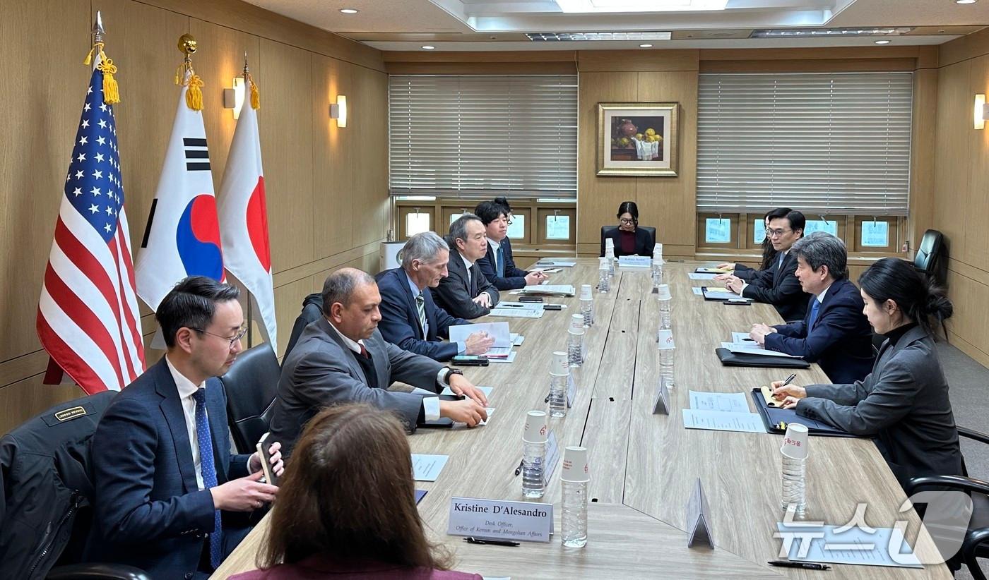 본문 이미지 - 외교부는 29일 서울에서 미국 국무부, 일본 외무성과 함께 한미일 사무국 운영이사회를 개최했다고 밝혔다. 2026.01.29. (외교부 제공)