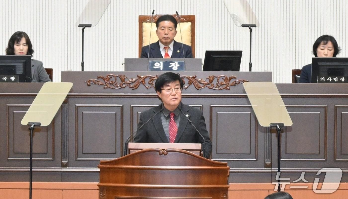 본문 이미지 - 김형석 진주시의원이 29일 열린 임시회 본회의에서 우주항공산업진흥원 서부경남 설립을 촉구하고 있다(진주시의회 제공. 재판매 및 DB금지).