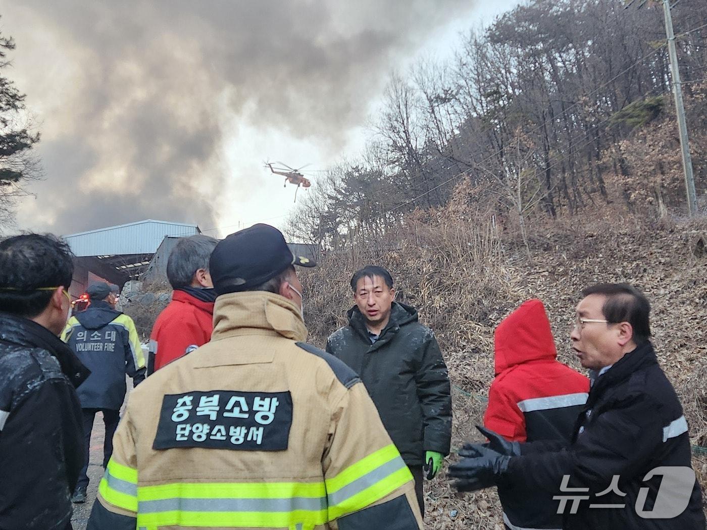 본문 이미지 - 단양군 매포읍 폐기물 업체에서 난 화재가 야산으로 확산, 소방이 진화에 나서고 있다. (단양군 제공. 재판매 및 DB금지)/뉴스1 