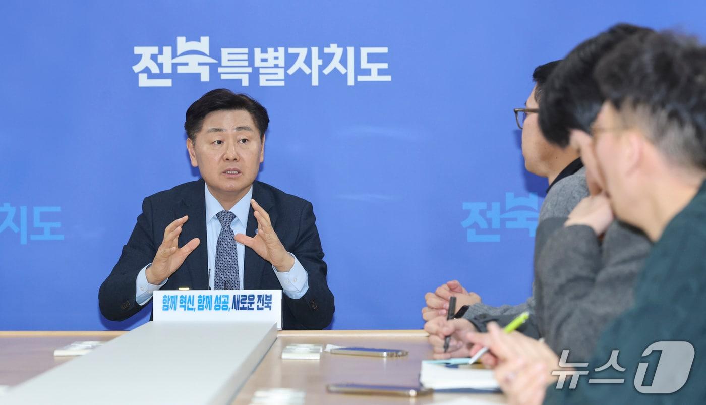 본문 이미지 - 29일 김관영 전북지사가 금융중심지 지정 신청서 제출과 관련한 설명을 하고 있다.(전북도 제공. 재판매 및 DB금지)/뉴스1 