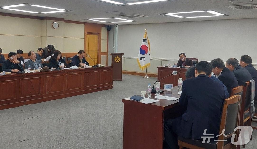 본문 이미지 - 진주시민통합추진위원회가 29일 임원회의를 열고 사천·진주 행정통합에 대해 논의하고 있다(진주상의 제공. 재판매 및 DB금지).