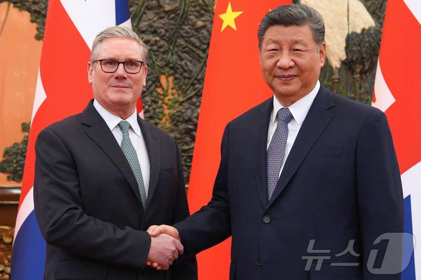 본문 이미지 - 키어 스타머 영국 총리와 시진핑 중국 국가주석. 2026.01.29 ⓒ AFP=뉴스1 ⓒ News1 이지예 객원기자