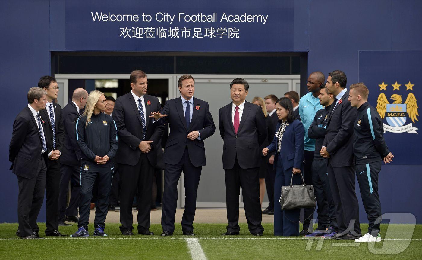 본문 이미지 - 지난 2015년 10월 23일 영국에서 맨체스터시티의 훈련장을 찾은 시진핑 중국 국가주석(가운데 오른쪽). 2015.10.23 ⓒ AFP=뉴스1 ⓒ News1 이지예 객원기자