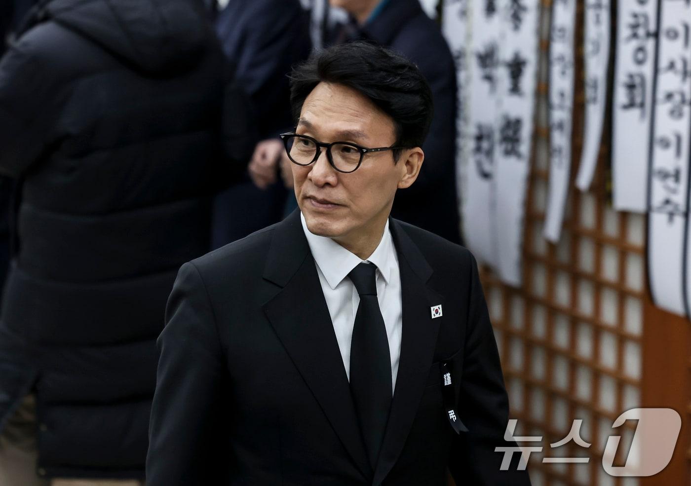 본문 이미지 - 김민석 국무총리가 29일 서울 종로구 서울대학교병원 장례식장에 마련된 고(故) 이해찬 전 국무총리의 빈소를 지키고 있다. 2026.1.29/뉴스1 ⓒ News1 사진공동취재단