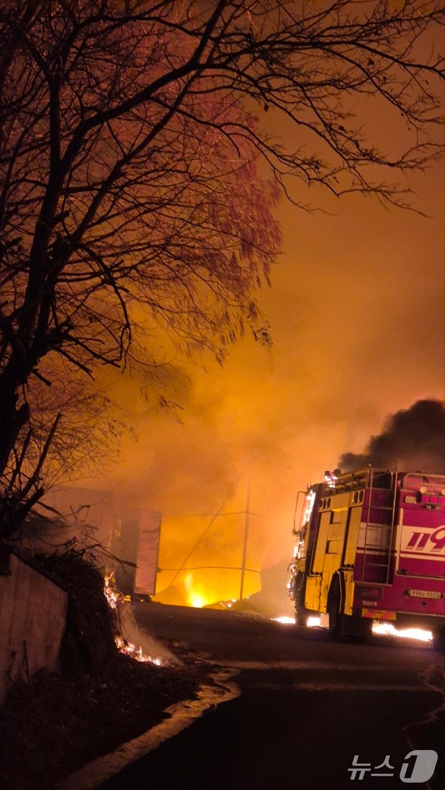 본문 이미지 - 29일 경남 김해시 생림면 화재사건 현장. 비철금속제조업 공장에서 발생한 불이 인근 산으로 옮겨붙었다. (산림청 제공. 재판매 및 DB금지)
