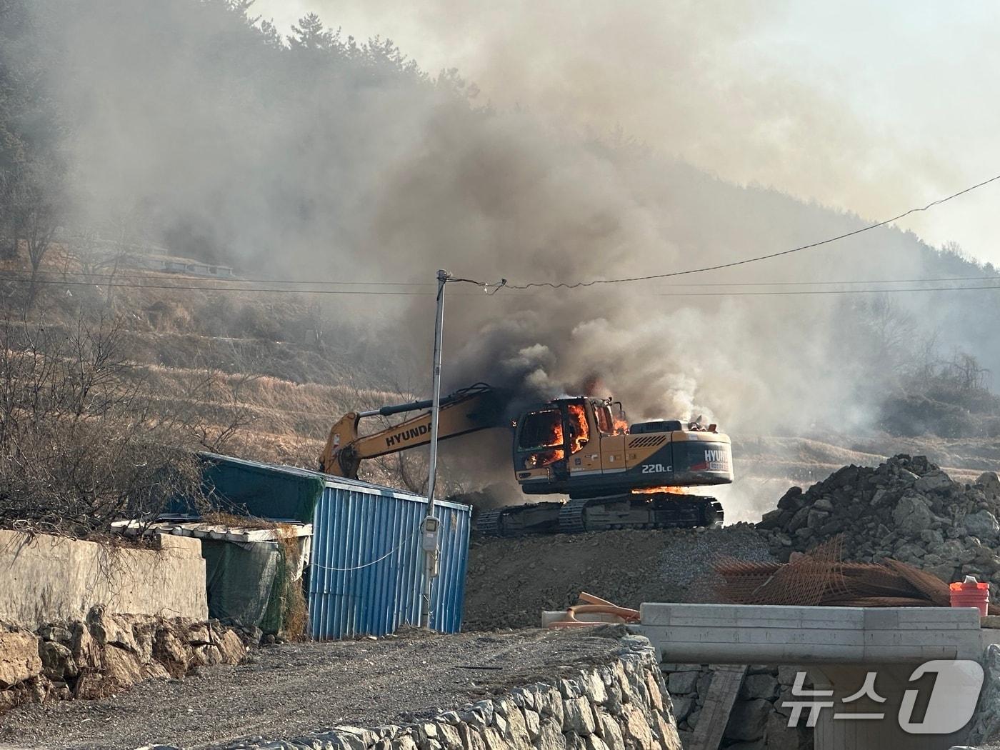 본문 이미지 - 29일 오전 9시 38분쯤 여수시 소라면에 위치한 굴착기에서 화재가 발생했다. (전남소방본부 제공. 재판매 및 DB금지)