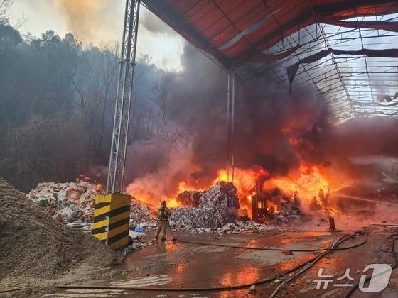 본문 이미지 - 단양군 매포읍 폐기물 업체 화재.(단양소방서 제공. 재판매 및 DB금지)/뉴스1
