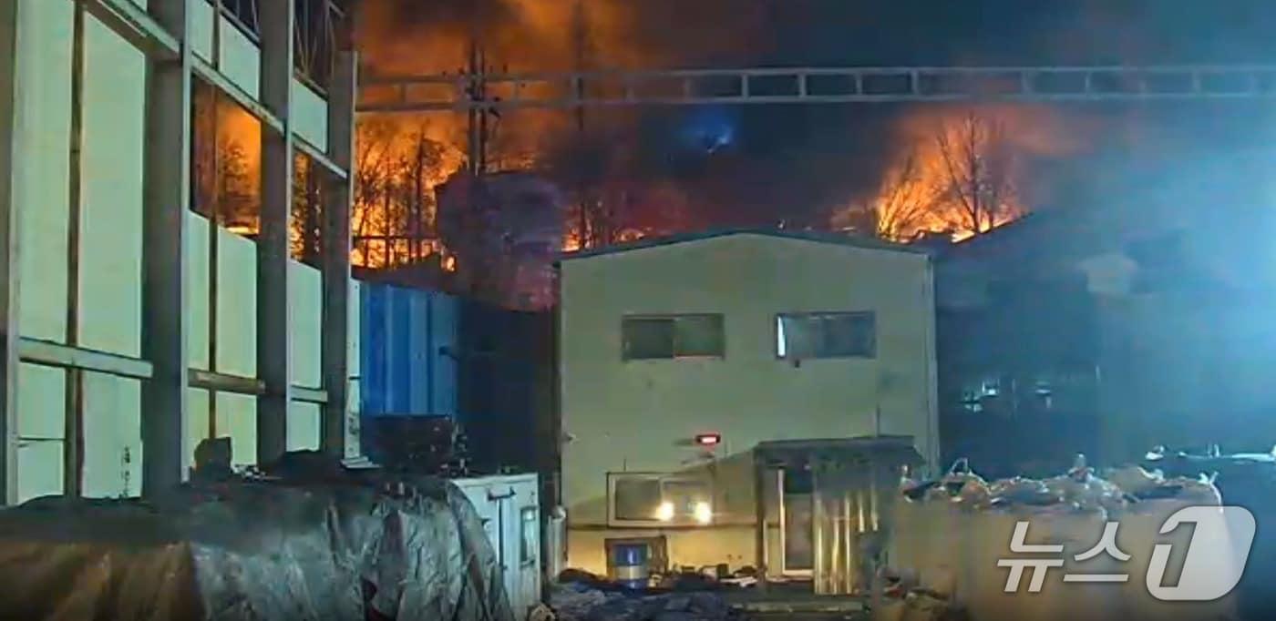 본문 이미지 - 경남 김해시 생림면의 한 공장에서 불이 났다. (경남소방본부 제공. 재판매 및 DB금지)