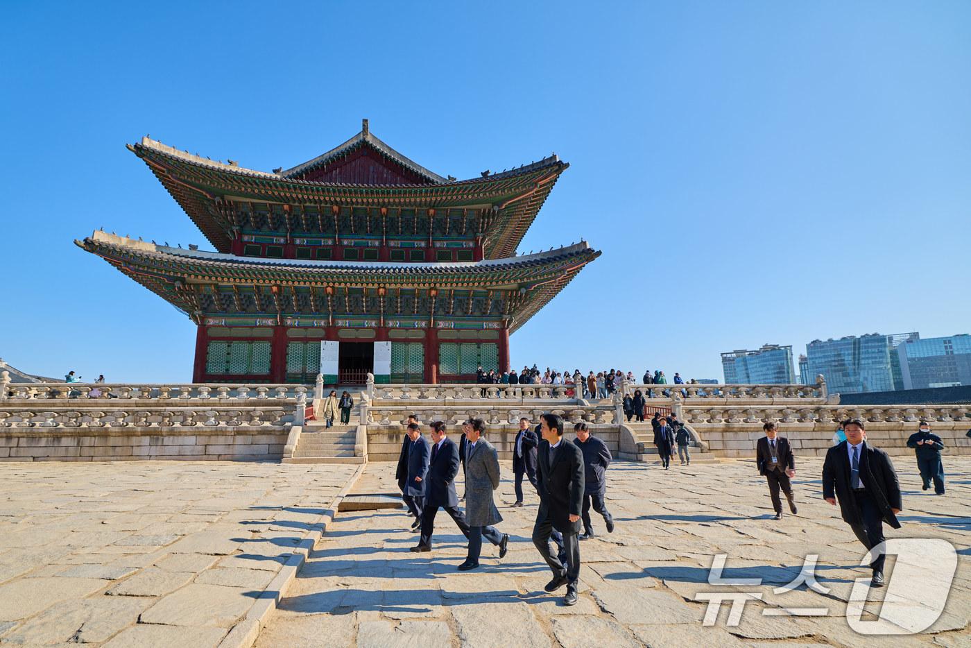 본문 이미지 - 이재명 대통령이 지난 2일 오찬을 마친 후 서울 종로구 경복궁에서 산책을 하고 있다. (이재명 대통령 SNS. 재판매 및 DB 금지) 2026.1.3 ⓒ 뉴스1 이재명 기자