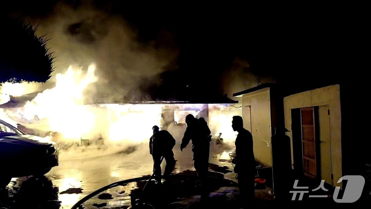 본문 이미지 - 강원 삼척 원덕읍 주택화재 현장.(강원도소방본부 제공, 재판매 및 DB금지)