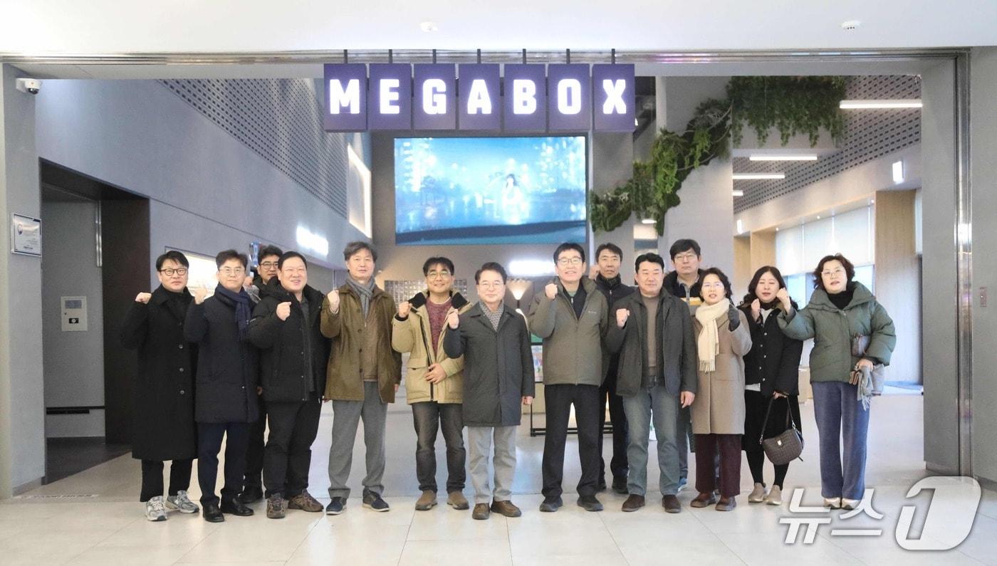 육동한 춘천시장이 3일 메가박스 석사점에서 현준태 부시장, 강원정보문화산업진흥원 관계자, VFX전문기업인 ‘모터헤드’ 전영은 본부장, 지병준 한림성심대 교수, 박기복 춘천영화제 이사장 등 20여 명과 글로벌 VFX 영화 ‘아바타 3: 불과 재’를 관람 전 기념촬영을 진행했다.(춘천시 제공, 재판매 및 DB금지)