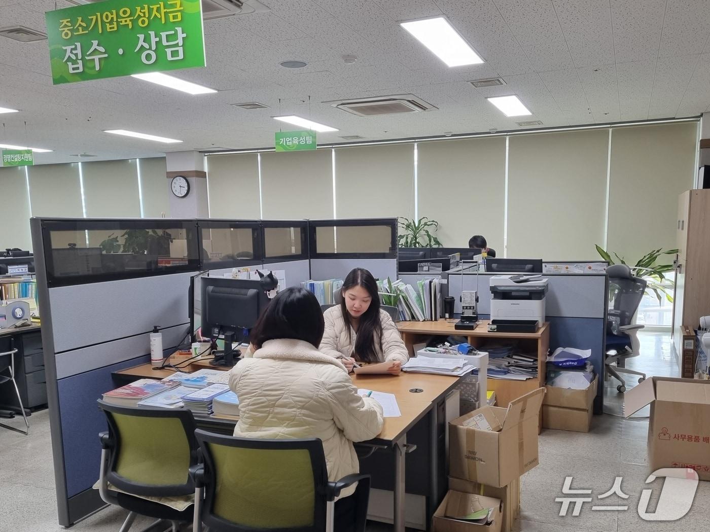 본문 이미지 - 중소기업 융성자금 접수 상담 모습.(전남도 제공. 재판매 및 DB금지) 2026.1.3/뉴스1
