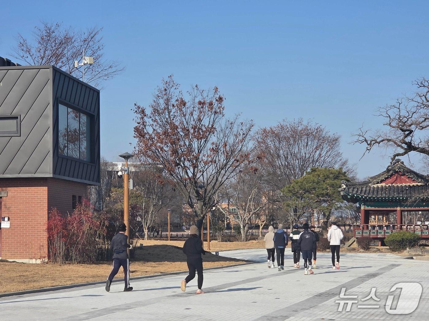 본문 이미지 - 시민들이 새로 조성한 덕진공원 열린 광장에서 달리고 있다.2026.1.3/뉴스1 문채연 기자