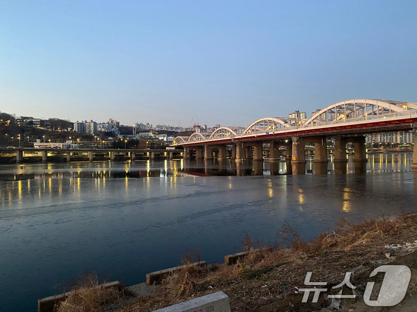 본문 이미지 - 아침 기온이 최저 -14도까지 떨어지며 강추위가 이어지고 있는 3일 서울 한강이 얼어붙어 있다. 이번 한강 결빙은 평년보다 7일, 지난 겨울보다 37일 빠르게 나타났다. (기상청 제공. 재판매 및 DB 금지) 2026.1.3/뉴스1 ⓒ News1 김성진 기자