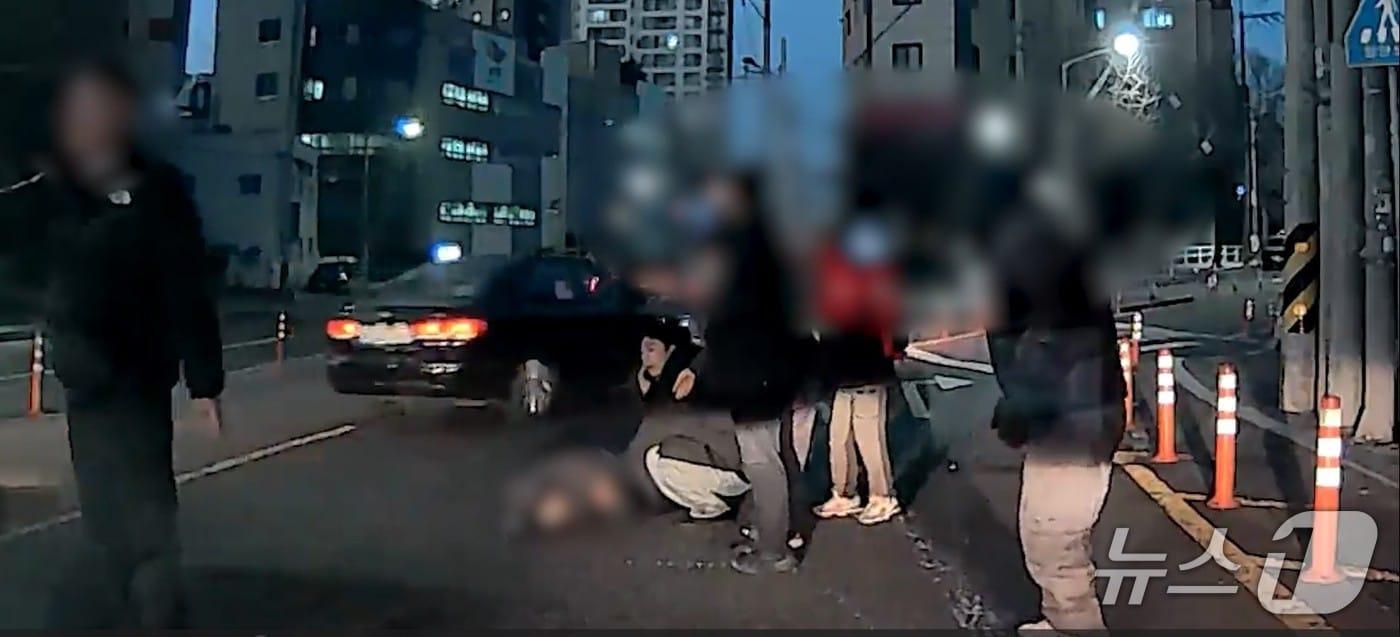 대구 남부경찰서 소속 최지수 순경이 비번 날인 지난해 12월 31일 오전 도로에 쓰러진 교통사고 피해자를 발견해 초동 조치를 하고 있다. (대구경찰청 제공. 재판매 및 DB 금지) 2025.12.31/뉴스1