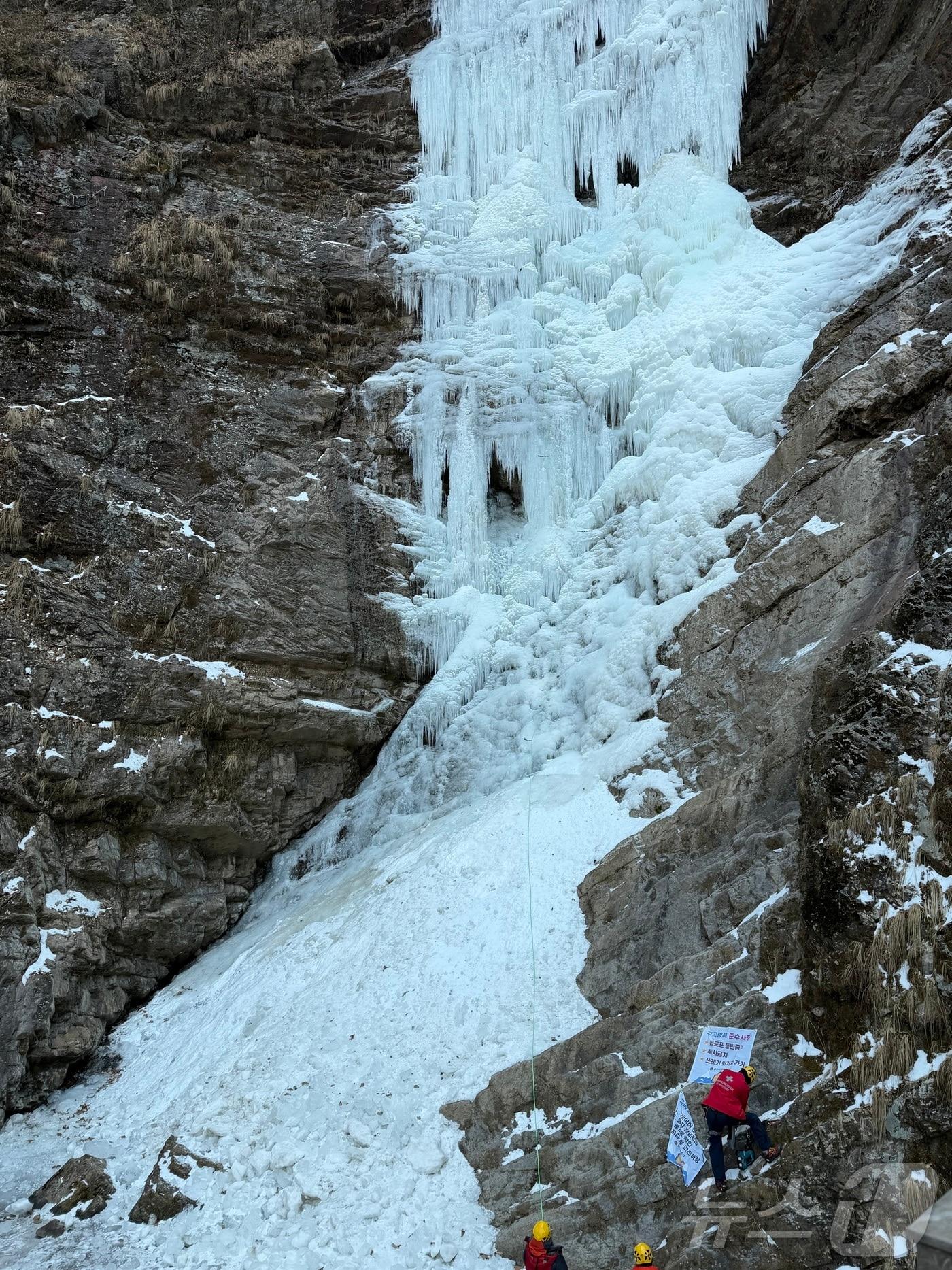 본문 이미지 - 연일 추위가 이어진 3일 강원 춘천 남산면 구곡폭포가 꽁꽁 얼어있다. 2026.1.3/뉴스1 ⓒ News1 한귀섭 기자