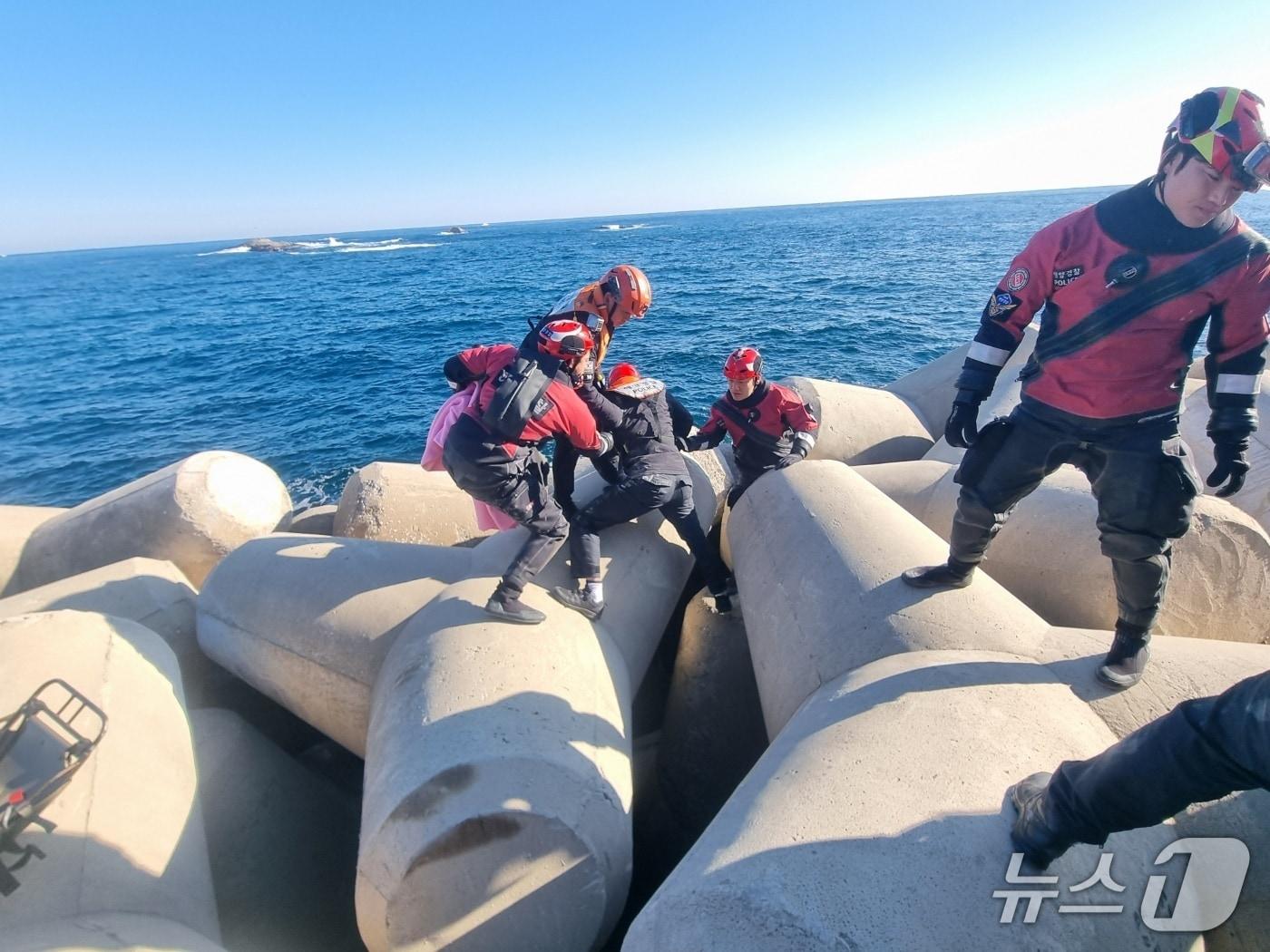 본문 이미지 - 강원 장사항 테트라포드에 추락한 50대 남성 구조 (속초해경 제공, 재판매 및 DB금지) 뉴스1