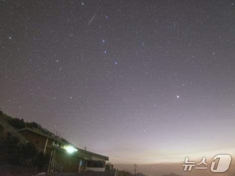 본문 이미지 - 2017년 관측된 사분의자리 유성우(천문연 제공) /뉴스1