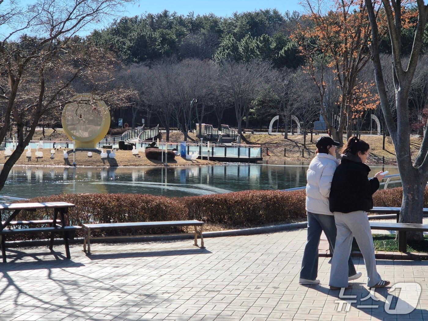 본문 이미지 - 3일 낮 12시께 울산 시민들이 남구 울산대공원 풍요의 못 앞에서 산책하고 있다. 2026.1.3. /뉴스1 ⓒNews1 박정현 기자