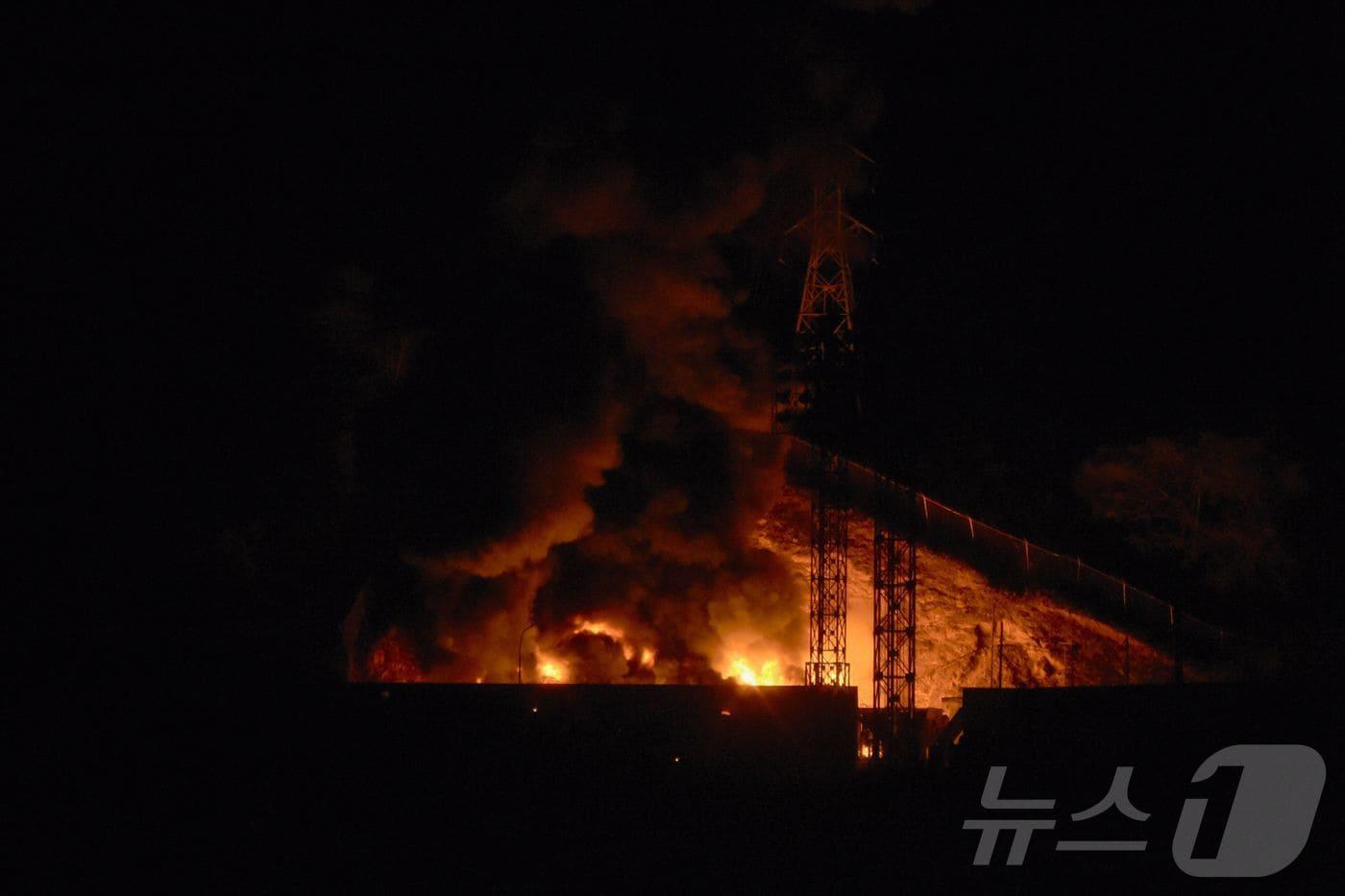 3일(현지시간) 베네수엘라 수도 카라카스에서 연쇄 폭발이 발생한 이후 베네수엘라 최대의 군사 시설인 푸에르테 티우나에서 발생한 화재 현장. 2025. 01. 03. ⓒ AFP=뉴스1 ⓒ News1 양은하 기자