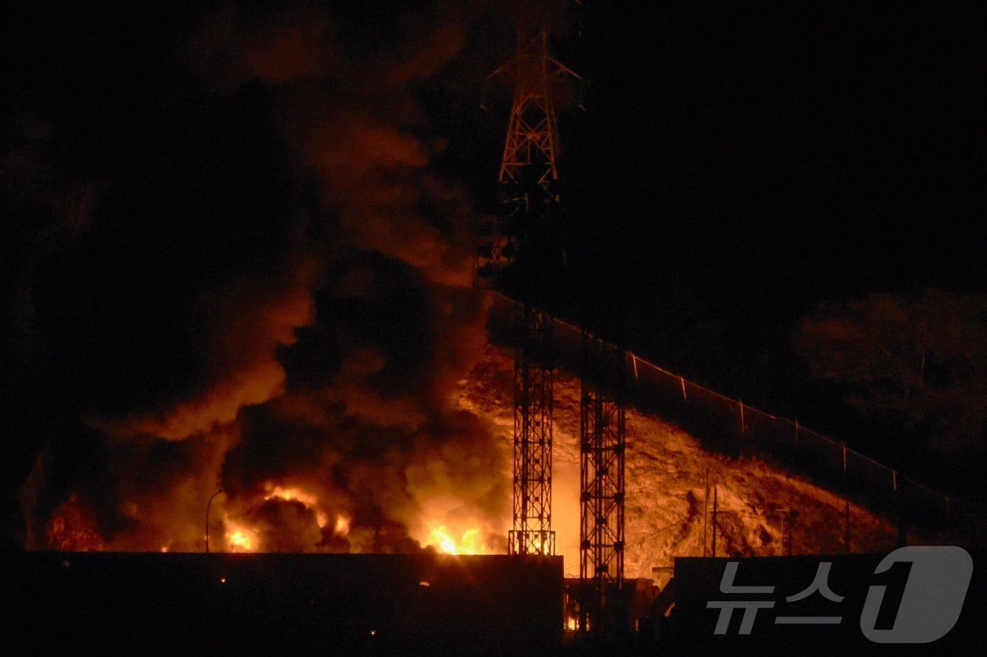 3일(현지시간) 베네수엘라 수도 카라카스에서 연쇄 폭발이 발생한 이후 베네수엘라 최대의 군사 시설인 푸에르테 티우나에서 불길이 치솟고 있다. 2025.1.3 ⓒ AFP=뉴스1
