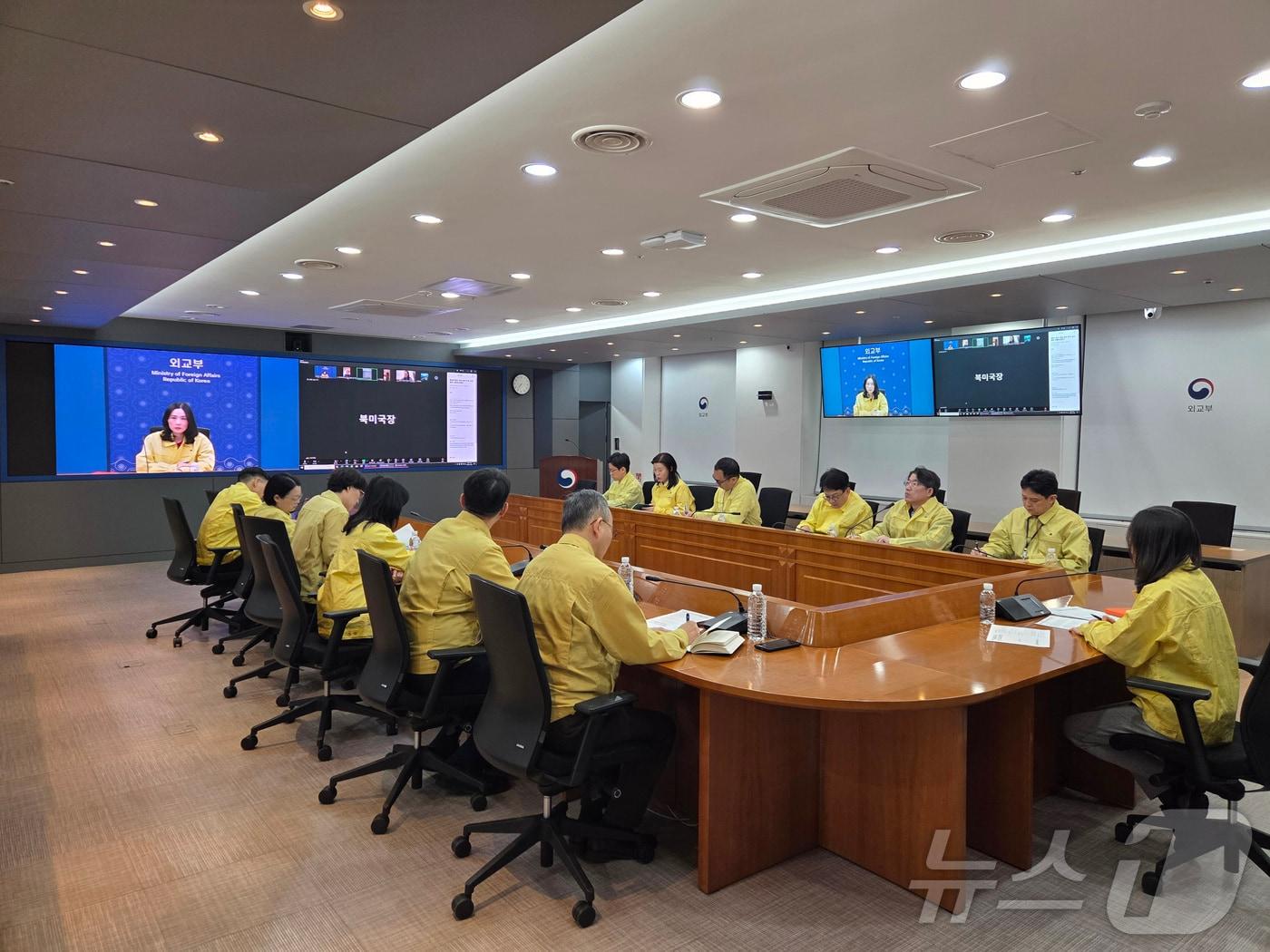 본문 이미지 - 김진아 외교부 2차관이 3일 서울 종로구 외교부 청사에서 미국의 베네수엘라 공습 관련 베네수엘라 내 우리 국민 안전대책 점검회의를 주재하고 있다. (외교부 제공. 재판매 및 DB 금지) 2026.1.3/뉴스1