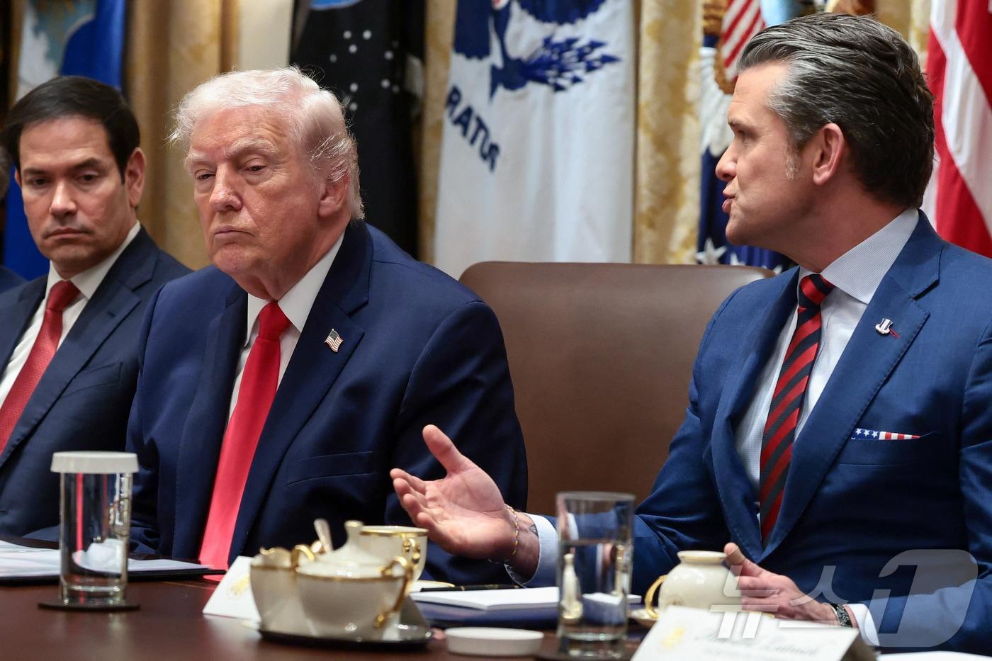 본문 이미지 - 피트 헤그세스 미국 국방장관(왼쪽)이 29일 백악관 내각회의에 참석해 도널드 트럼프 미국 대통령에게 발언하고 있다. 2026.1.29 ⓒ 로이터=뉴스1 ⓒ News1 강민경 기자