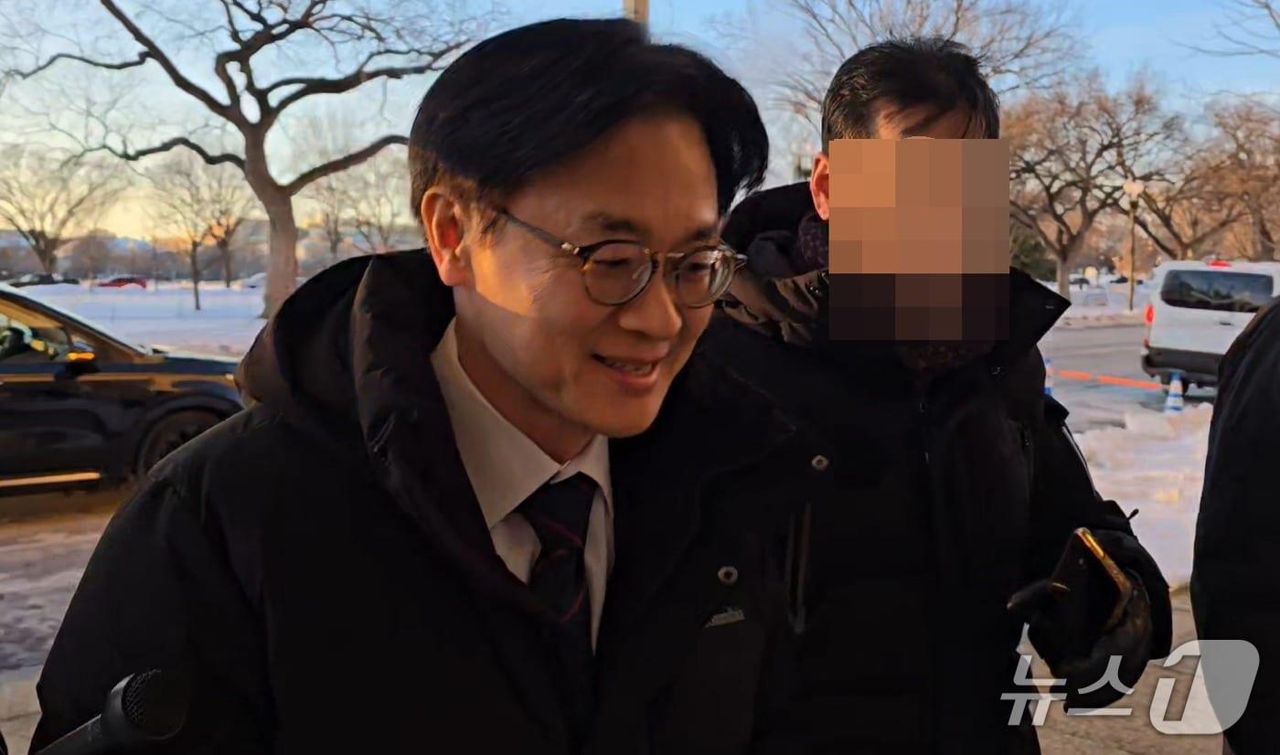 본문 이미지 - 김정관 산업통상부 장관이 29일 워싱턴 상무부 청사에 입장하고 있다. ⓒ 뉴스1