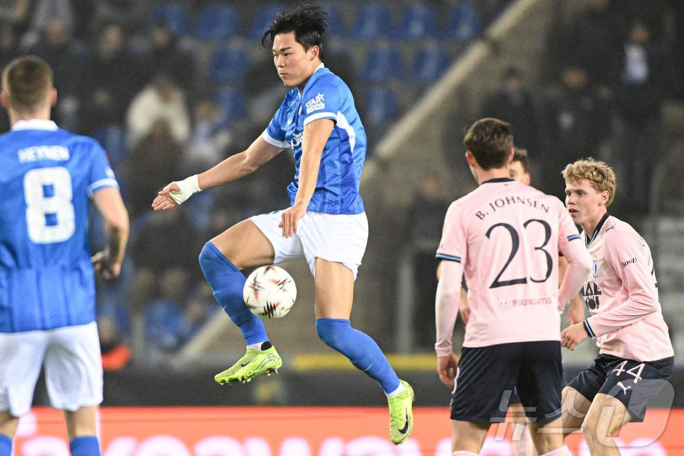 본문 이미지 - 헹크에서 활약하는 공격수 오현규(가운데). ⓒ AFP=뉴스1