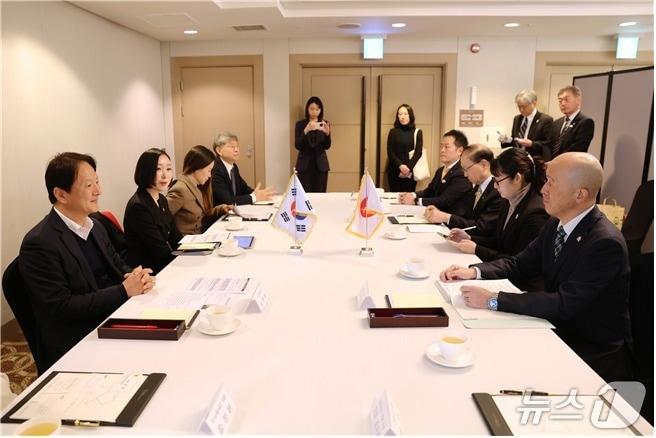 본문 이미지 - 성희엽 미래혁신부시장(왼쪽)이 부산을 찾은 홋카이도 대표단을 접견하고 양 도시 간 교류 확대 방안을 논의하고 있다.(부산시 제공. 재판매 및 DB금지)