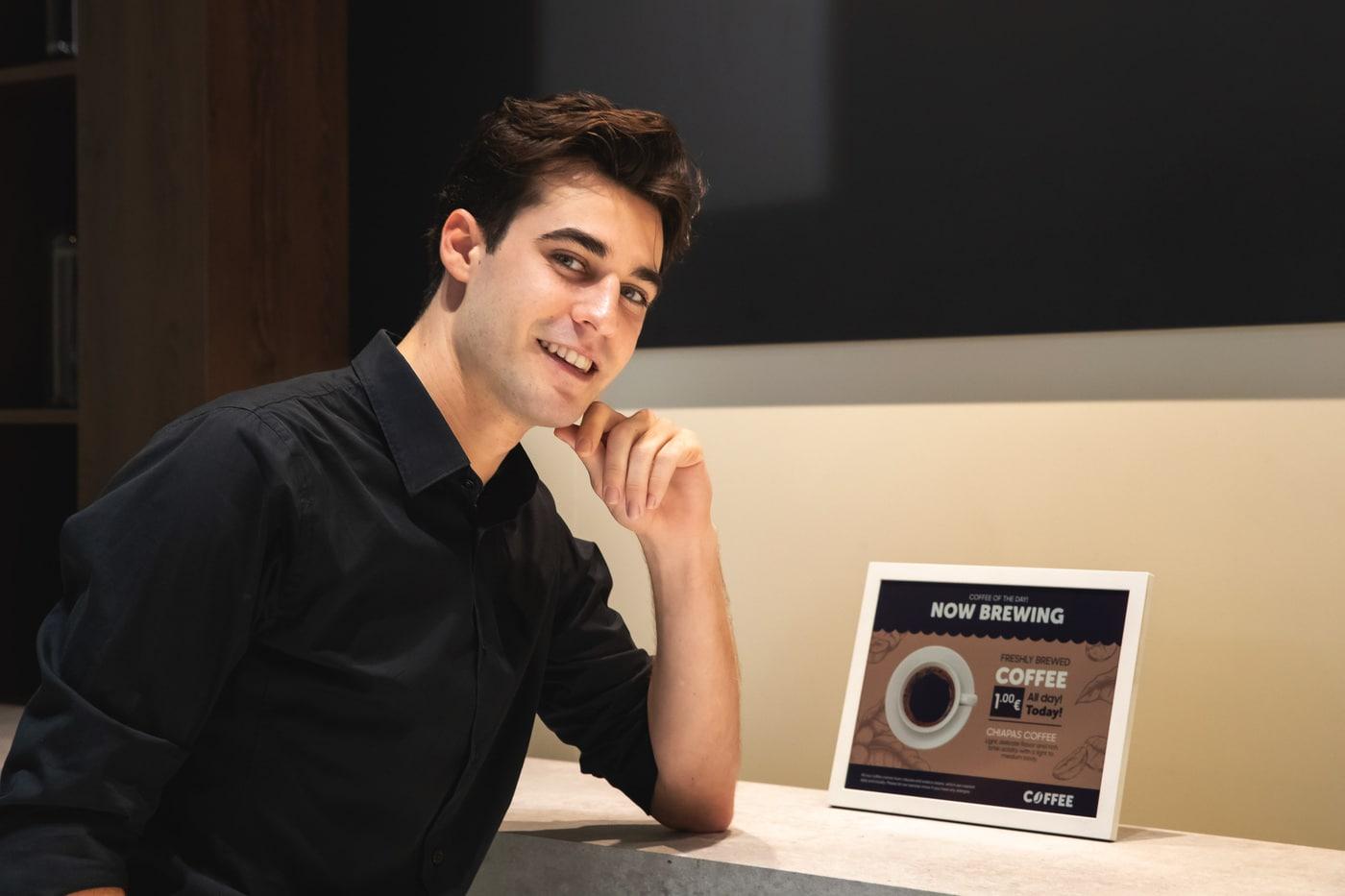 본문 이미지 - 삼성전자가 A4 종이 크기 수준의 13형 '삼성 컬러 이페이퍼'를 전세계에 순차 출시한다.(삼성전자 제공)