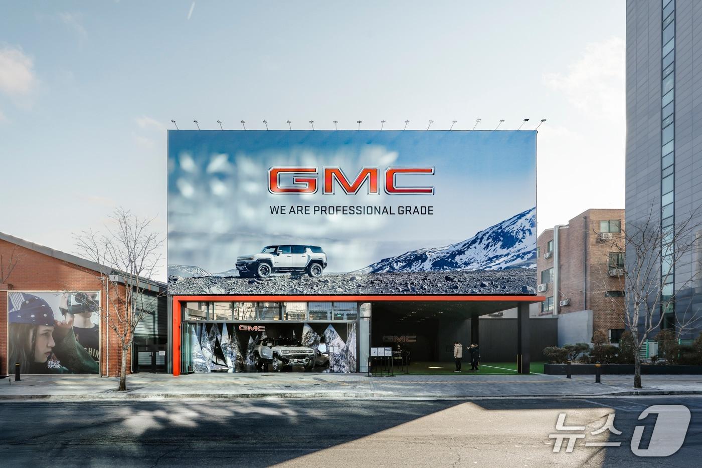 본문 이미지 - GMC는 29일부터 2월1일까지 서울 성수동에서 '아카디아 드날리 얼티밋', '캐니언 드날리', '허머 EV' 등 신차 3개 차종을 만나볼 수 있는 'GMC 그랜드 런치 팝업스토어'를 운영한다고 30일 밝혔다. 사진은 팝업스토어 전경. 