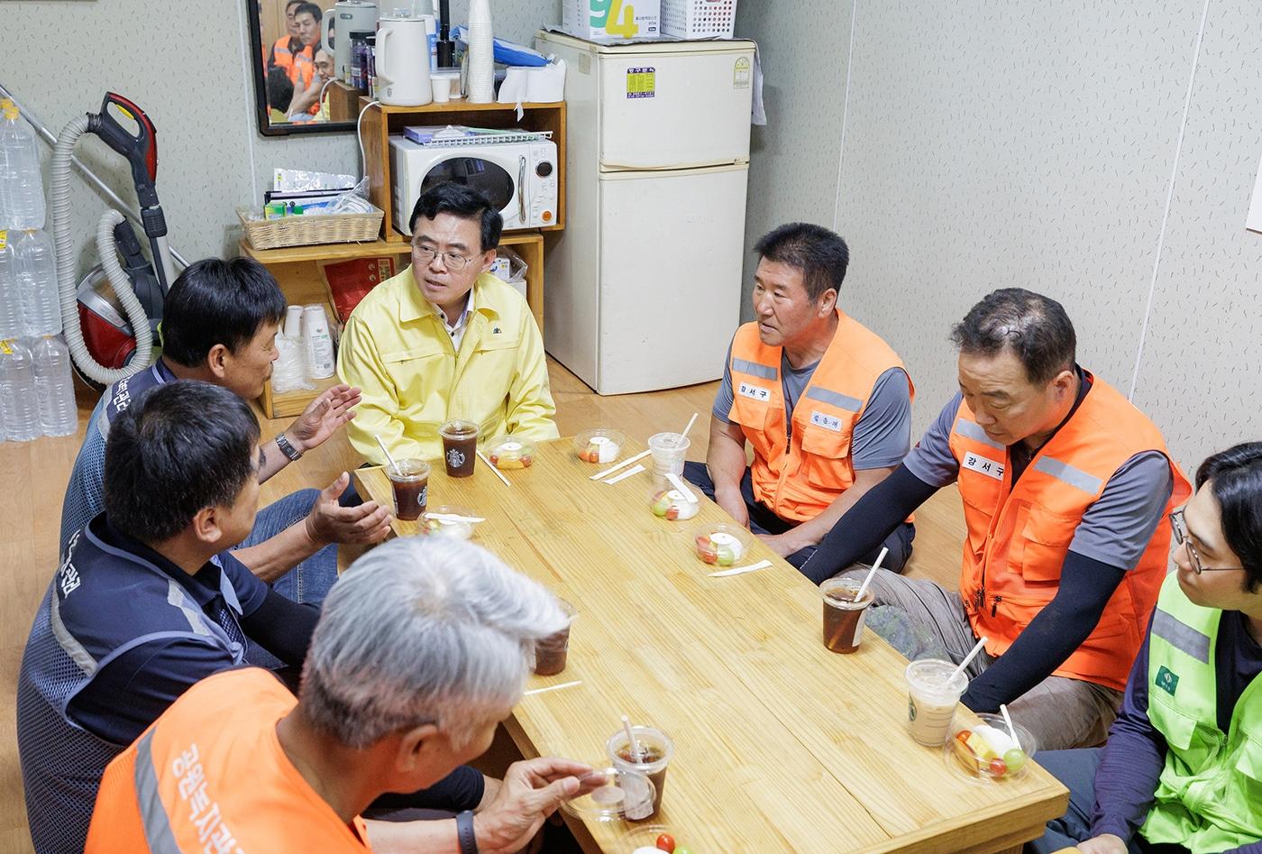 본문 이미지 - 진교훈 서울 강서구청장이 폭염 대비 현장 근로자 안전을 점검하고 있다.(강서구 제공)