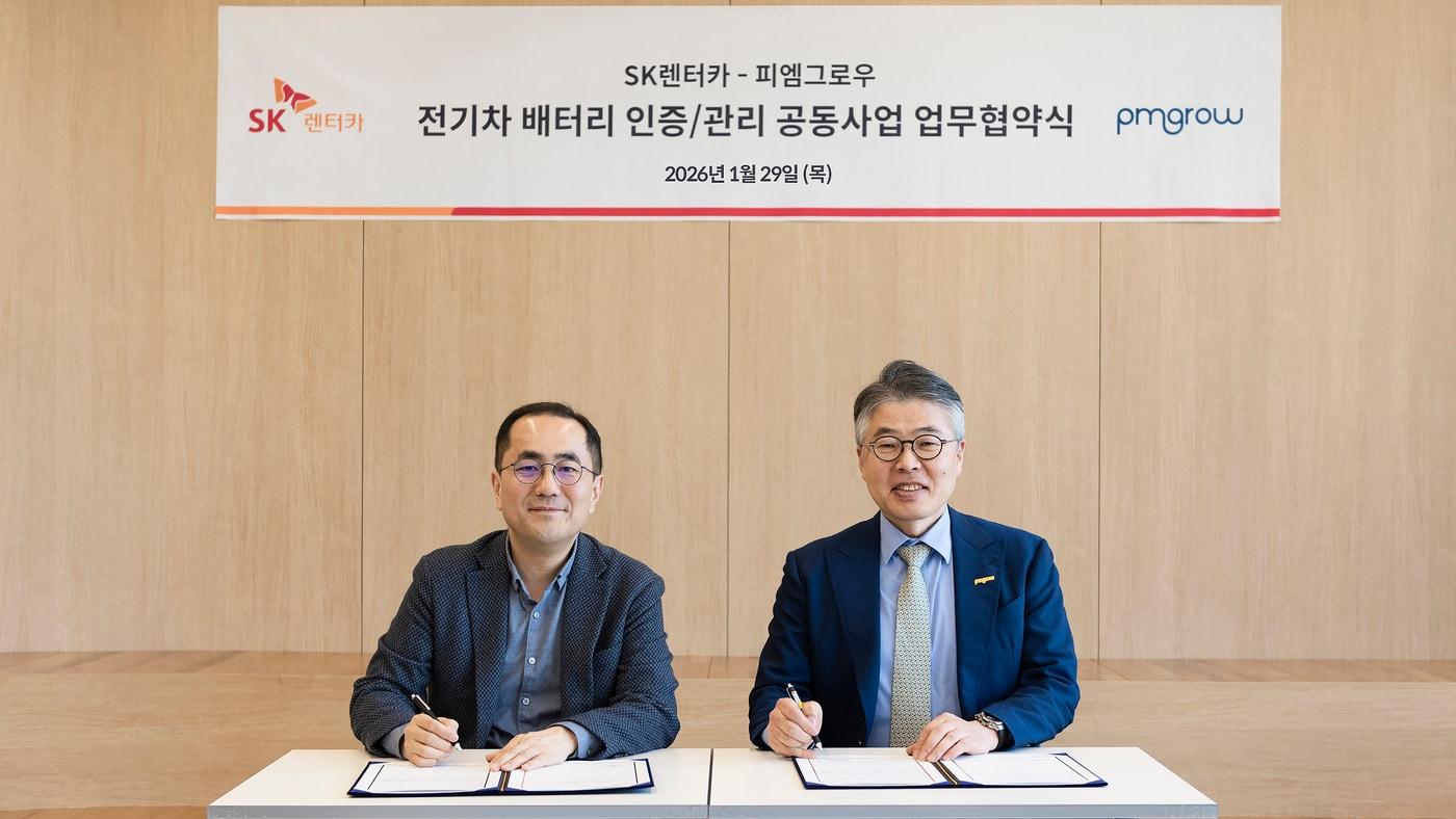 본문 이미지 - 29일 서울 중구 SK렌터카 본사에서 박재홍 피엠그로우 대표이사와 이정환 SK렌터카 대표이사(사진 왼쪽)가 데이터 기반 전기차 배터리 서비스 업무 협약을 체결하고 기념 촬영을 하고 있다. (SK렌터카 제공)