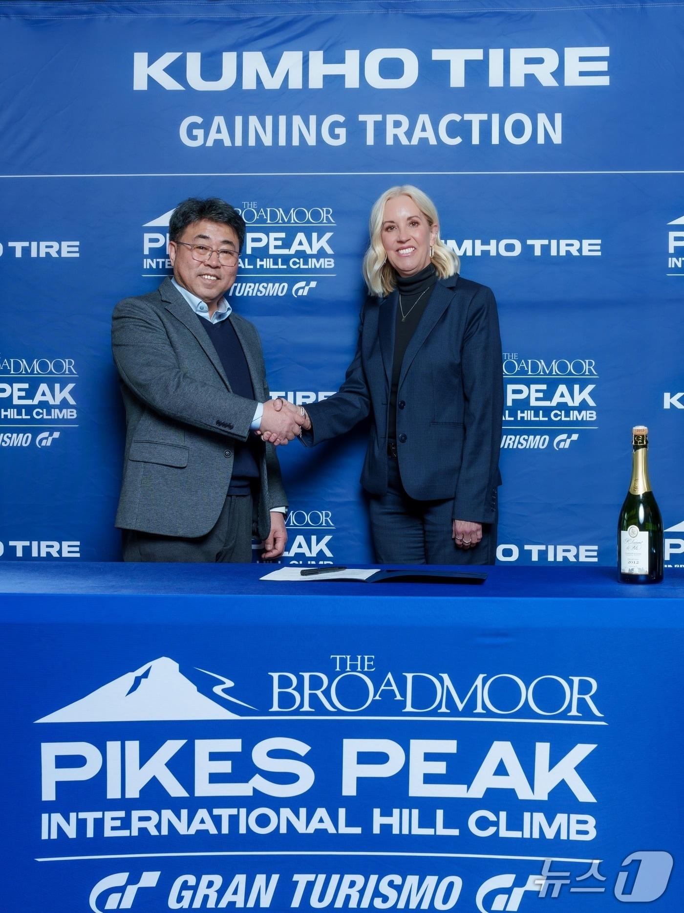 본문 이미지 -  금호타이어 북미마케팅부문 윤장혁 상무(왼쪽), '파이크스 피크 인터내셔널 힐 클라임'(PPIHC) 멜리사 아이크호프 CEO가 차세대 드라이버 육성을 위한 신규 파트너십을 체결하고 사진촬영을 하고 있다.(금호타이어 제공)
